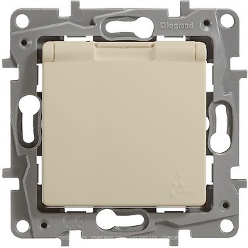 Фото Legrand Розетка Etika (672332) одинарная с заземлением, крышкой и защитными шторками