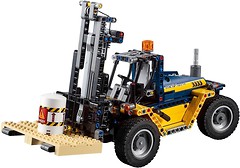 Фото LEGO Technic Надпотужний вилочний навантажувач (42079)